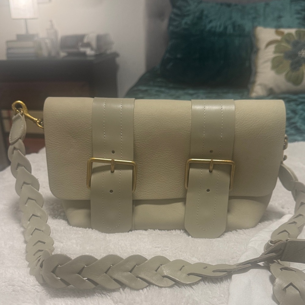 Elegant Cream Leather Shoulder Bag